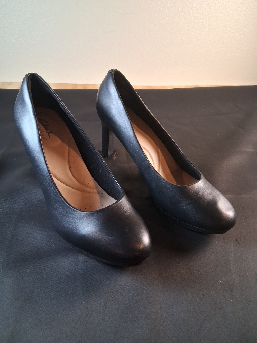 Clarks Black Leather Women's Rounded-Toe Pumps - Picture 2 of 13